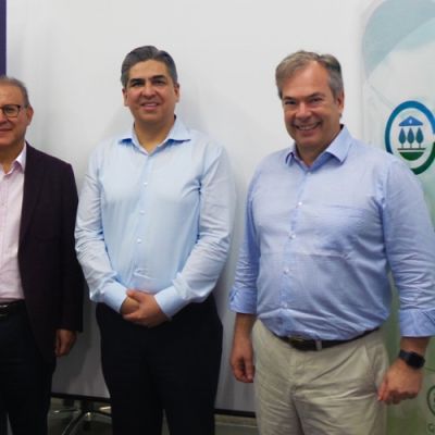 Ejecutivos de Banco Fassil e IFC durante el acuerdo de trabajo