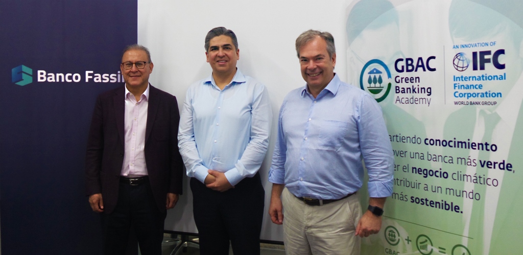 Ejecutivos de Banco Fassil e IFC durante el acuerdo de trabajo