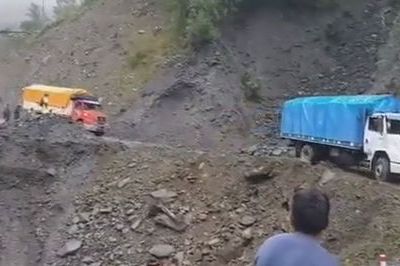 Camiones-pasan-tramo-Unduavi-Chulumani_LRZIMA20191221_0021_3