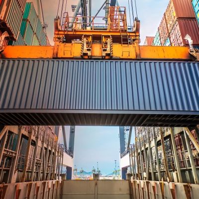 Cadena logística simulando proceso de exportación e importación