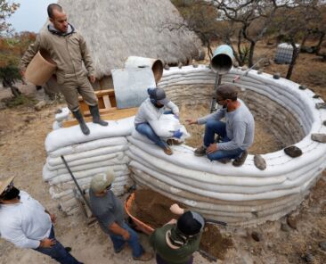 ACOMPAÑA CRÓNICA: MÉXICO MEDIOAMBIENTE MEX4123. TIZAPÁN EL ALTO (MÉXICO), 01/02/2021.- Fotografía que muestra a un grupo trabajadores que participan en la construcción de casas "super adobe" el 23 de enero de 2021 en la localidad de Tizapán El Alto, estado de Jalisco (México). Jessica y Salvador decidieron migrar al campo mexicano y vivir en una casa construida por ellos mismos con el llamado "super adobe", una técnica amigable con el medio ambiente que ahora enseñan a todos aquellos que quieran vivir de una manera más ecológica. EFE/Francisco Guasco