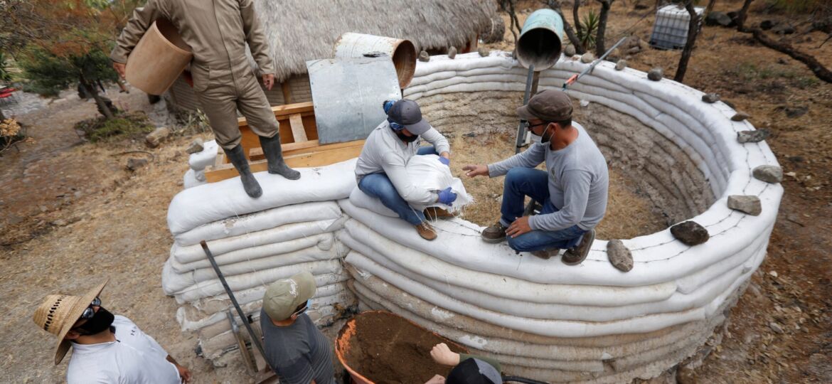 Super adobe, la técnica de construcción barata que se populariza en México