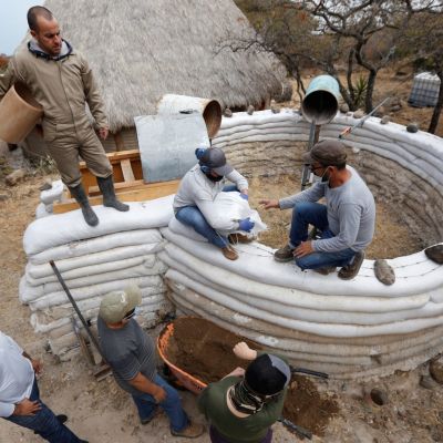 Super adobe, la técnica de construcción barata que se populariza en México
