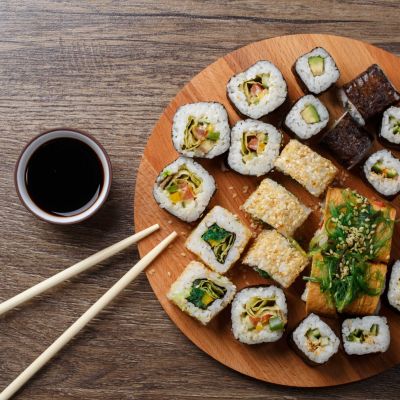 Sushi,Set,At,Round,Wooden,Plate,On,Wooden,Table