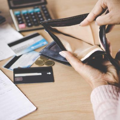 Una experta recomienda cuidar bien el salario y planificar los gastos para no llegar con la billtera vacía a fin de mes