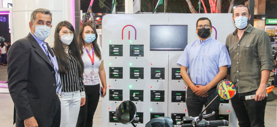 Ejecutivos de Mobi y el presidente de YLB Carlos Ramos Mamani en el stand