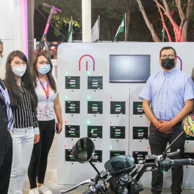 Ejecutivos de Mobi y el presidente de YLB Carlos Ramos Mamani en el stand