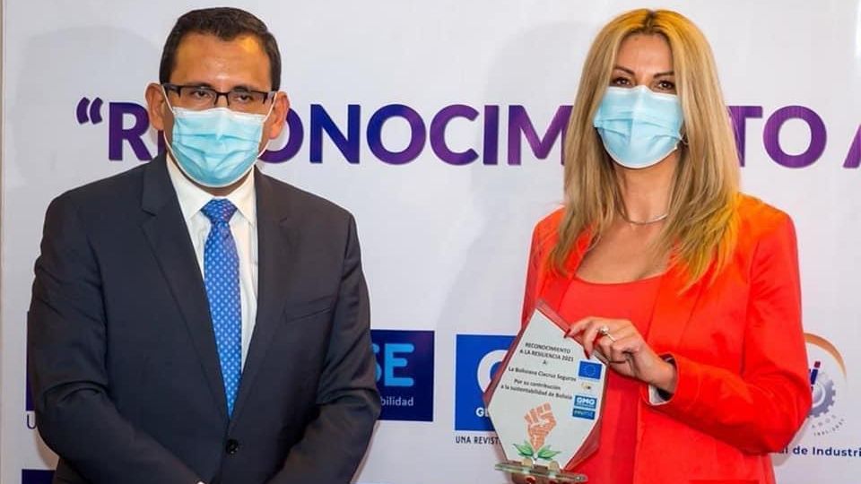 Pablo Camacho, Presidente de la Cámara Departamental de Industrias La Paz y Carmen Sánchez, Subgerente Nacional de Comunicaicón de LBC Seguros