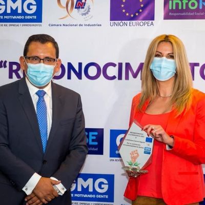 Pablo Camacho, Presidente de la Cámara Departamental de Industrias La Paz y Carmen Sánchez, Subgerente Nacional de Comunicaicón de LBC Seguros