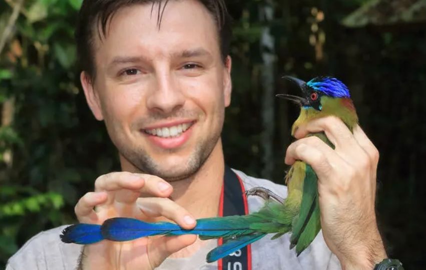 investigador exhive una ave afp