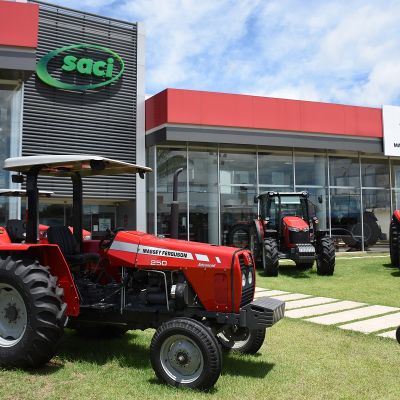 Algunos tractores en SACI