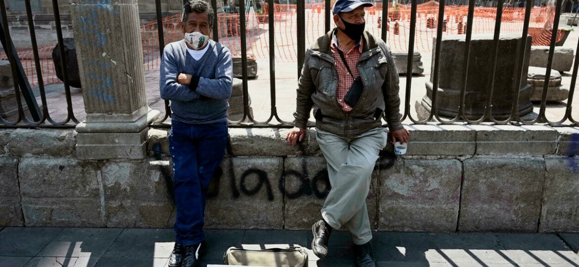 dos_trabajadores_desempleados_ofrecen_sus_servicios_en_mexico_afp