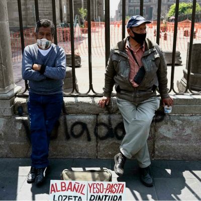 dos_trabajadores_desempleados_ofrecen_sus_servicios_en_mexico_afp
