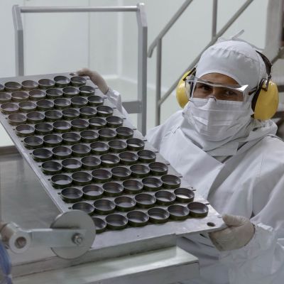 Un químico muestra