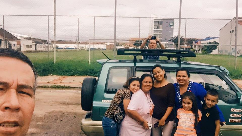 Carla paz en un vehiculo