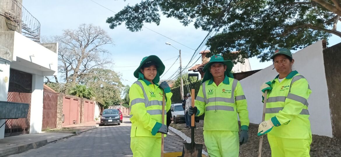 7. Charlotte, Ervin y Simona limpian diversas zonas de Santa Crz. Lo hacne con mucha honra y responsabilidad