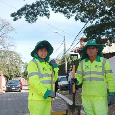 7. Charlotte, Ervin y Simona limpian diversas zonas de Santa Crz. Lo hacne con mucha honra y responsabilidad