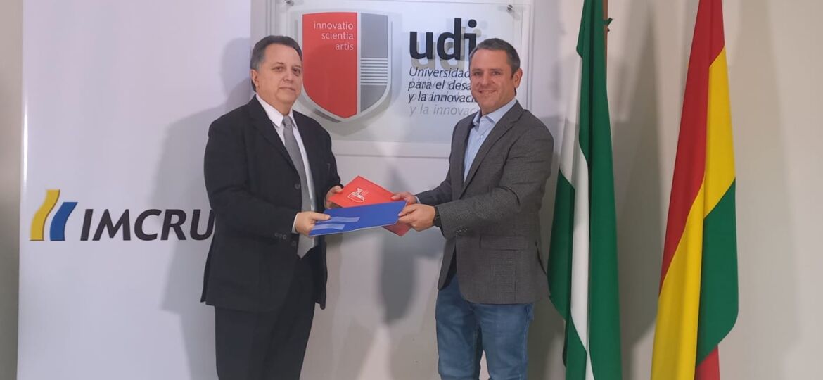 Pablo Klocker gerente de Imcruz firma el convenio con el representante de la UDI