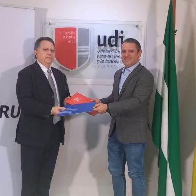 Pablo Klocker gerente de Imcruz firma el convenio con el representante de la UDI