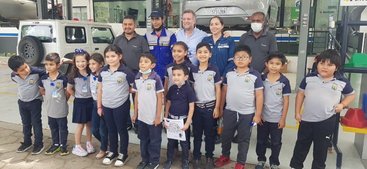 Niños de un colegio de Santa Cruz visitan el taller de Imcruz en Santa Cruz