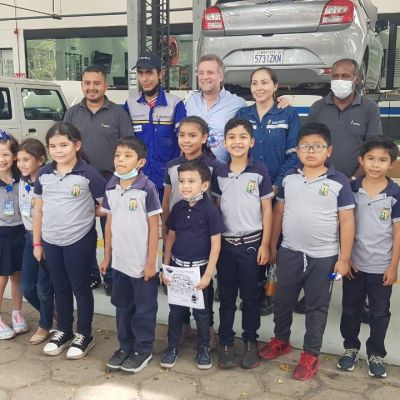 Niños de un colegio de Santa Cruz visitan el taller de Imcruz en Santa Cruz