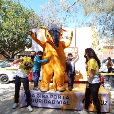 Dillo visita a los estudiantes de Bolivia para enseñarles educacion vial 1