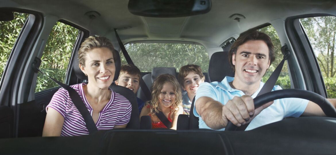 Juegos familiares dentro del vehículo para disfrutar los viajes