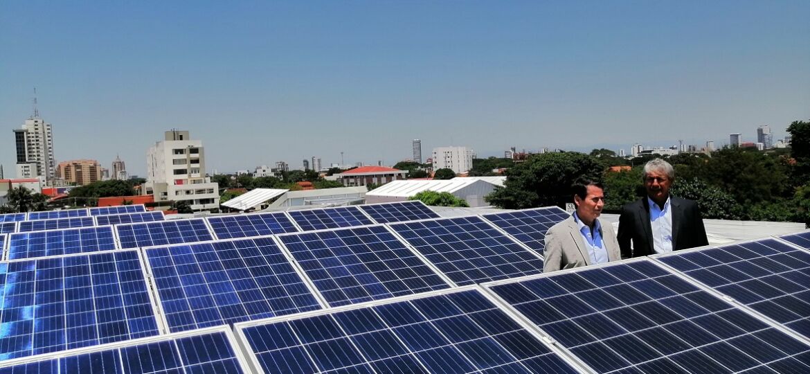 Ronald Gutiérrez y Luis Fernando Monasterio muestran los paneles solares de la nueva sucursal Norte.