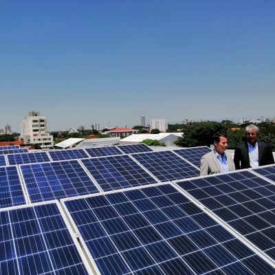 Ronald Gutiérrez y Luis Fernando Monasterio muestran los paneles solares de la nueva sucursal Norte.