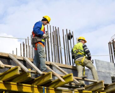 trabajadores-examinando-obra