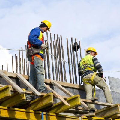 trabajadores-examinando-obra