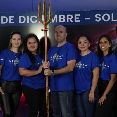 FOTO PRINCIPAL Hernán Moreno Gerente Administrativo Cine Center y equipo en Premier de Aquaman