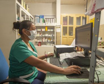 Personal trabajando en el centro de salud