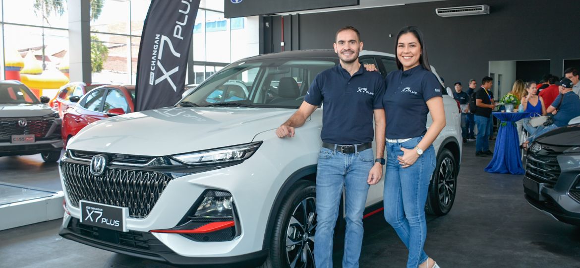 Stephen De Castro, gerente regional Imcruz y Brenda Arriaza, Brand Manager Changan