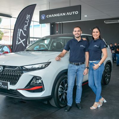 Stephen De Castro, gerente regional Imcruz y Brenda Arriaza, Brand Manager Changan