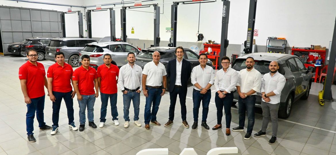 Erwin G. Roda, gerente general y Guillermo López, gerente posventa junto al team del área posventa de clientes Viaggio