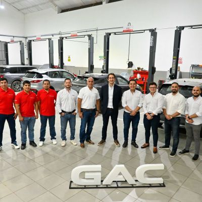 Erwin G. Roda, gerente general y Guillermo López, gerente posventa junto al team del área posventa de clientes Viaggio