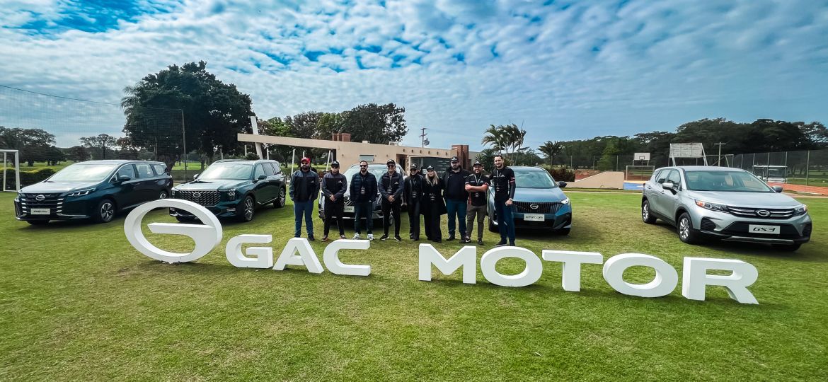 Rodolfo Camacho, gerente de Mkt y Tulio Salinas jefe de Mkt, junto al Team GAC Motor