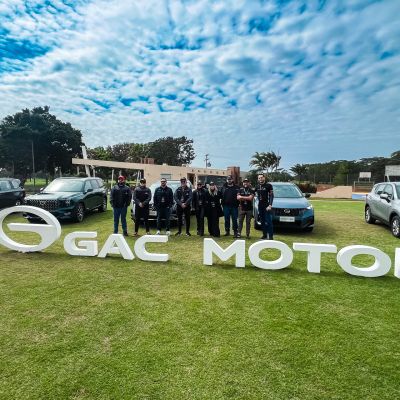 Rodolfo Camacho, gerente de Mkt y Tulio Salinas jefe de Mkt, junto al Team GAC Motor