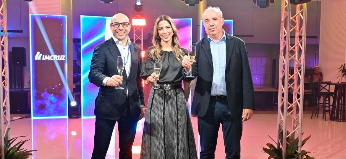 Mike Bowers, CEO Americas Inchcape, Michelle Noriega, General Manager Imcruz - Inchcape y Roberto Delgado, Director Cluster Andino ok
