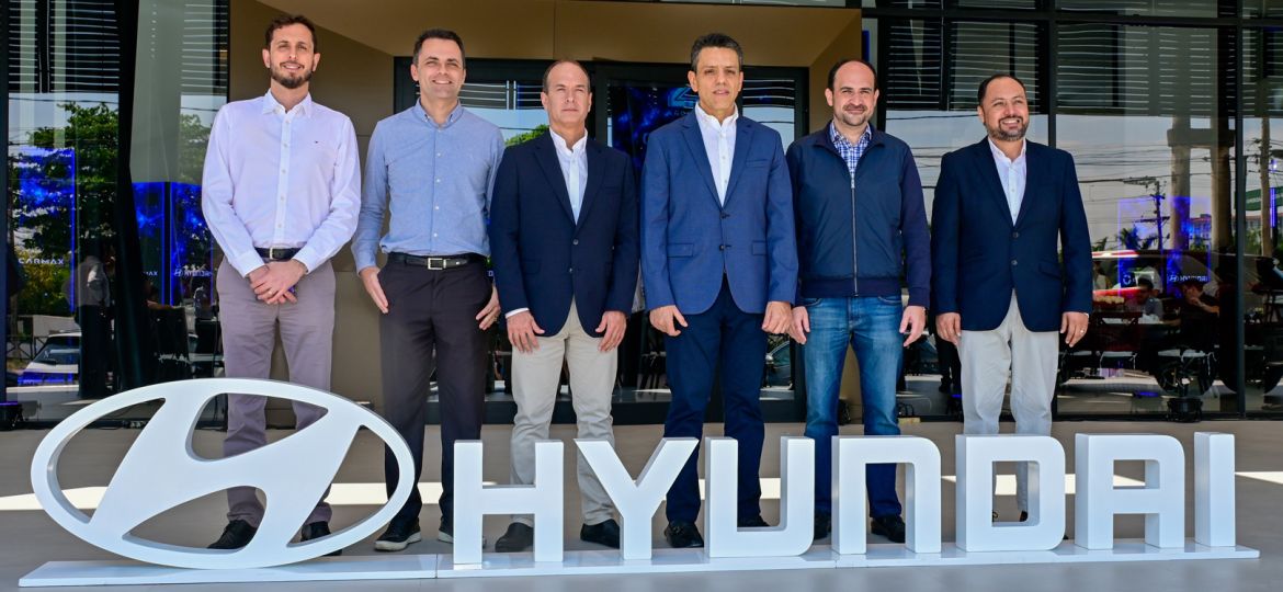 Flavio Batista, Valter Dada, Mario Klinsky, Francisco Osinaga, gerente general Carmax, Gerardo Carmona, vicepresidente de Hyundai Central y Sur América y Joel Vargas