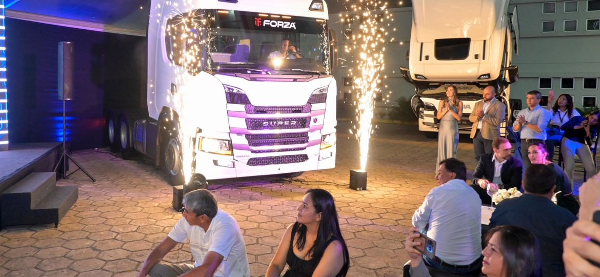 Develación del Scania Súper