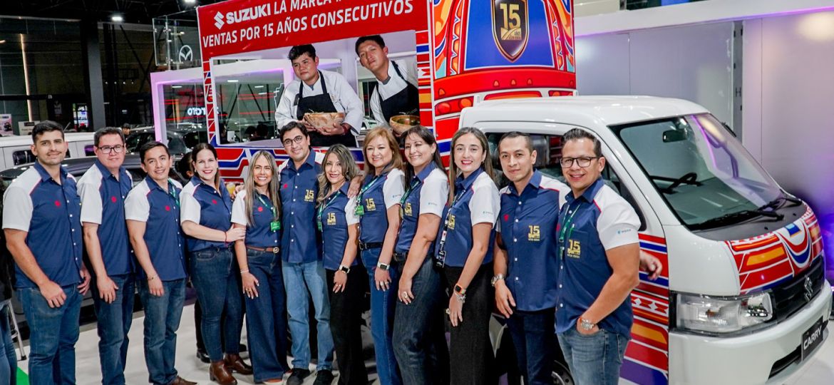 Nelson Cabrera, Brand Manager Suzuki Bolivia junto a los ejecutivos de Suzuki