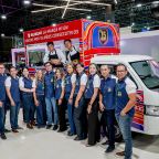 Nelson Cabrera, Brand Manager Suzuki Bolivia junto a los ejecutivos de Suzuki