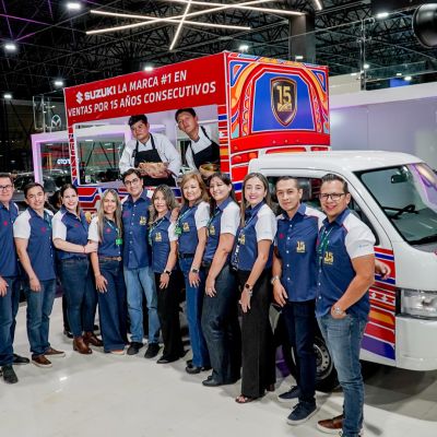 Nelson Cabrera, Brand Manager Suzuki Bolivia junto a los ejecutivos de Suzuki
